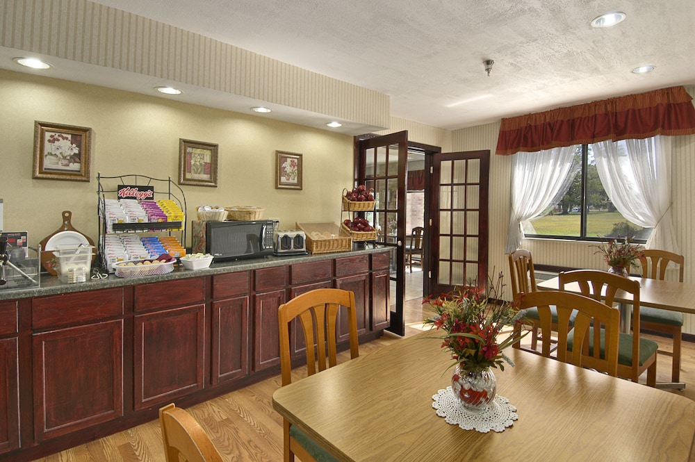 Baymont By Wyndham Muskegon 12/49