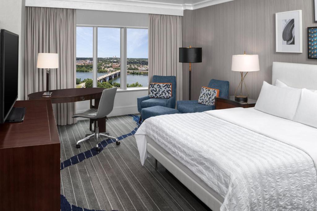 1 Bedroom, Presidential, Ambassador, Suite, King Bed, River View, Sofa, Corner, Le Meridien Arlington 2/5