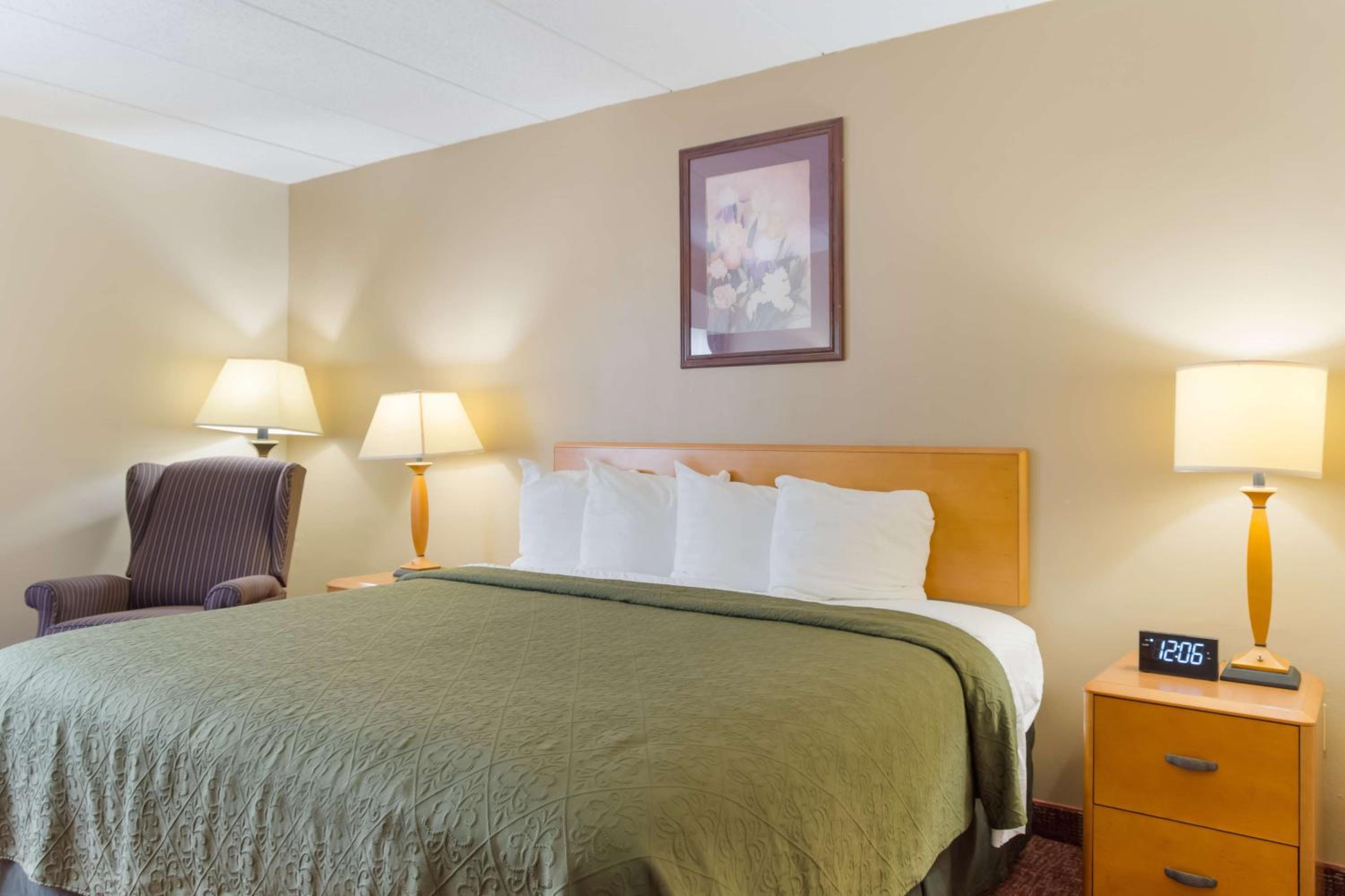 Room at All Seasons Inn & Suites Smithfield Providence, SMITHFIELD - RI