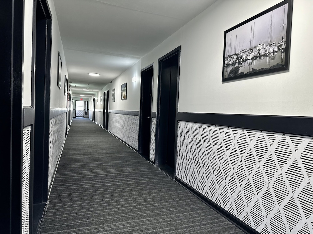 Budget Host East End Hotel In Riverhead 21/38