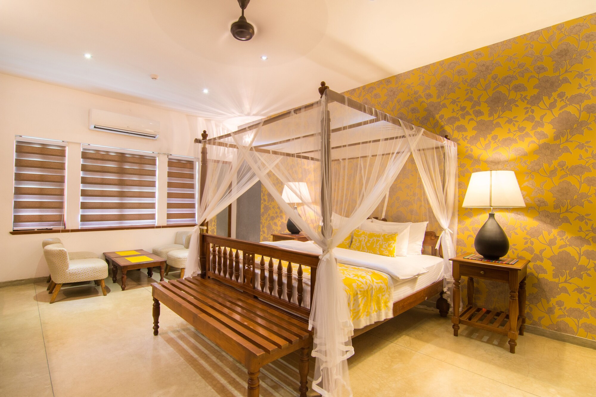 COLONIAL, SUITE