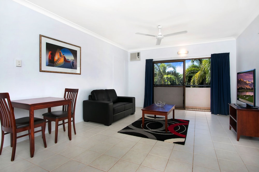 CAIRNS CITY PALMS 42/59