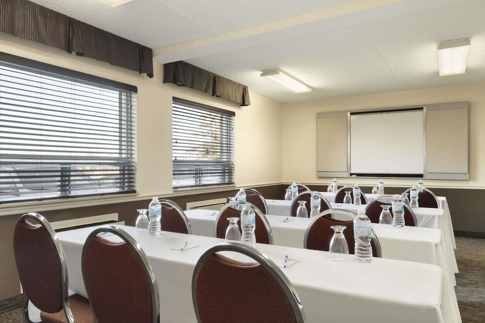Travelodge by Wyndham Edmonton South 38/40