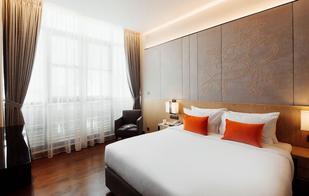 DELUXE, KING BED