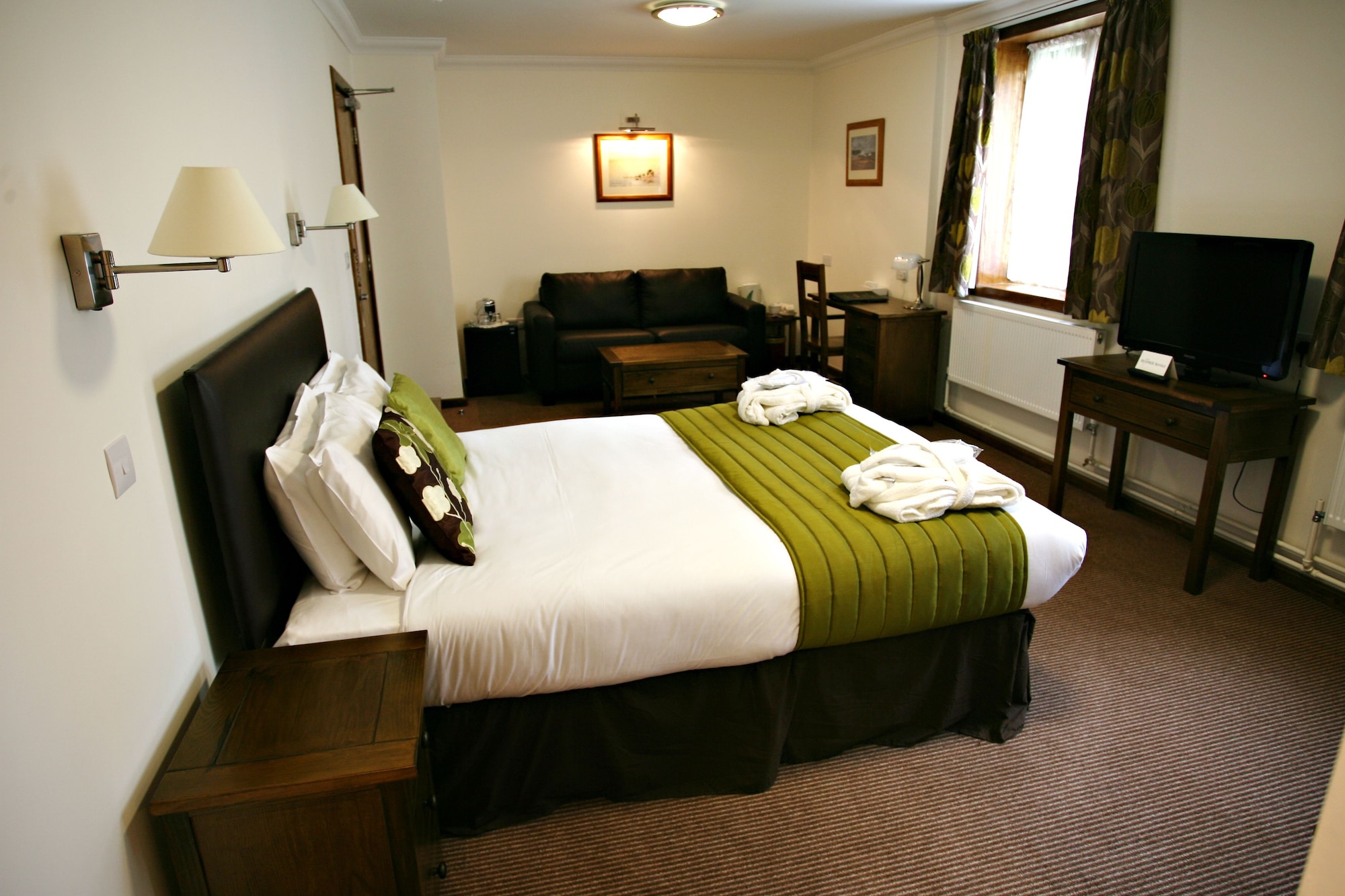 EXECUTIVE, KING BED
