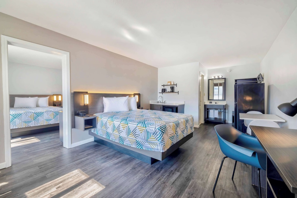 STANDARD, MULTIPLE BEDS, KITCHENETTE