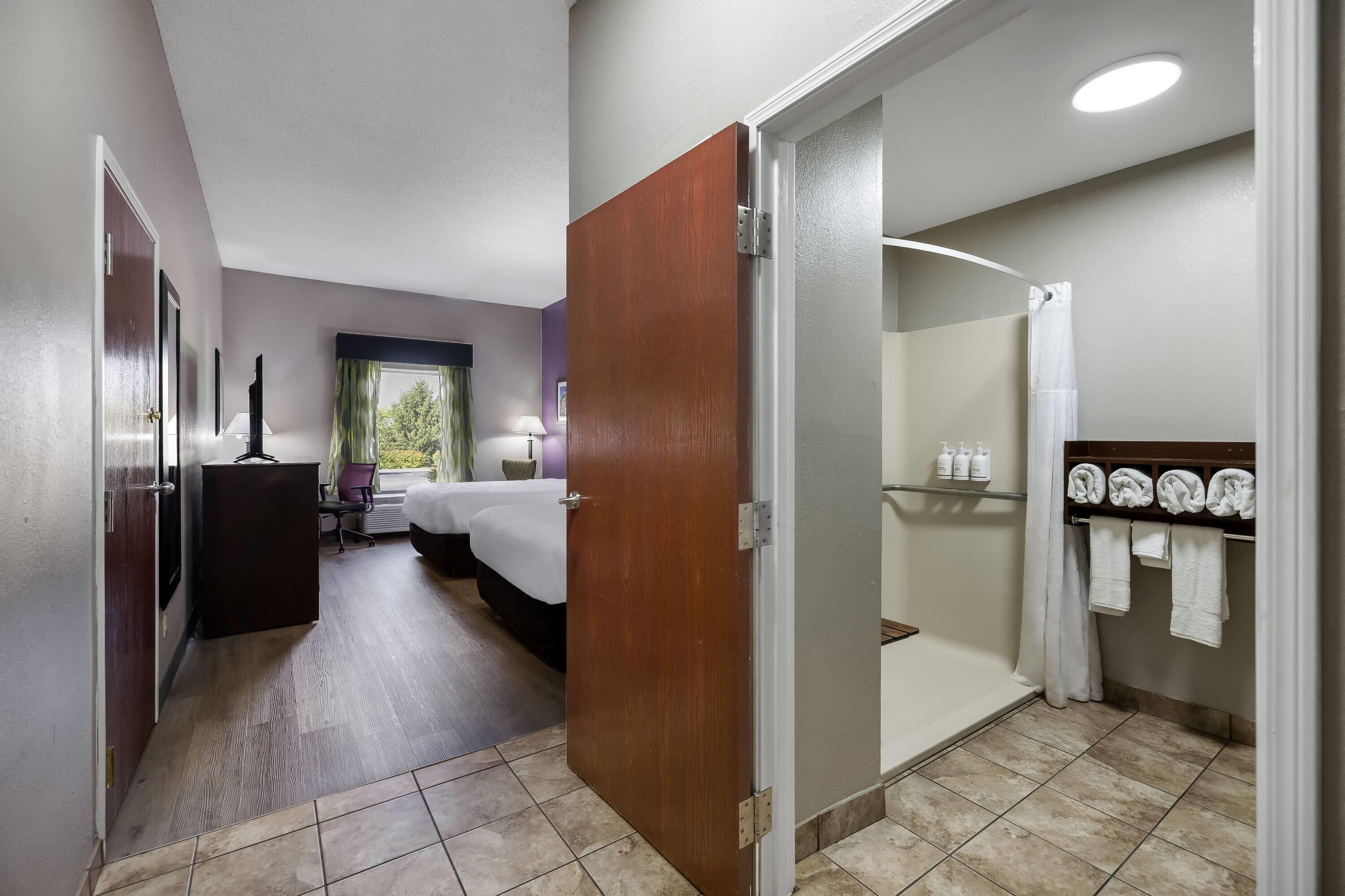 غرفة رباعية بسريرين كوين لذوي الإعاقة، La Quinta Inn & Suites by Wyndham Louisville East 6/6