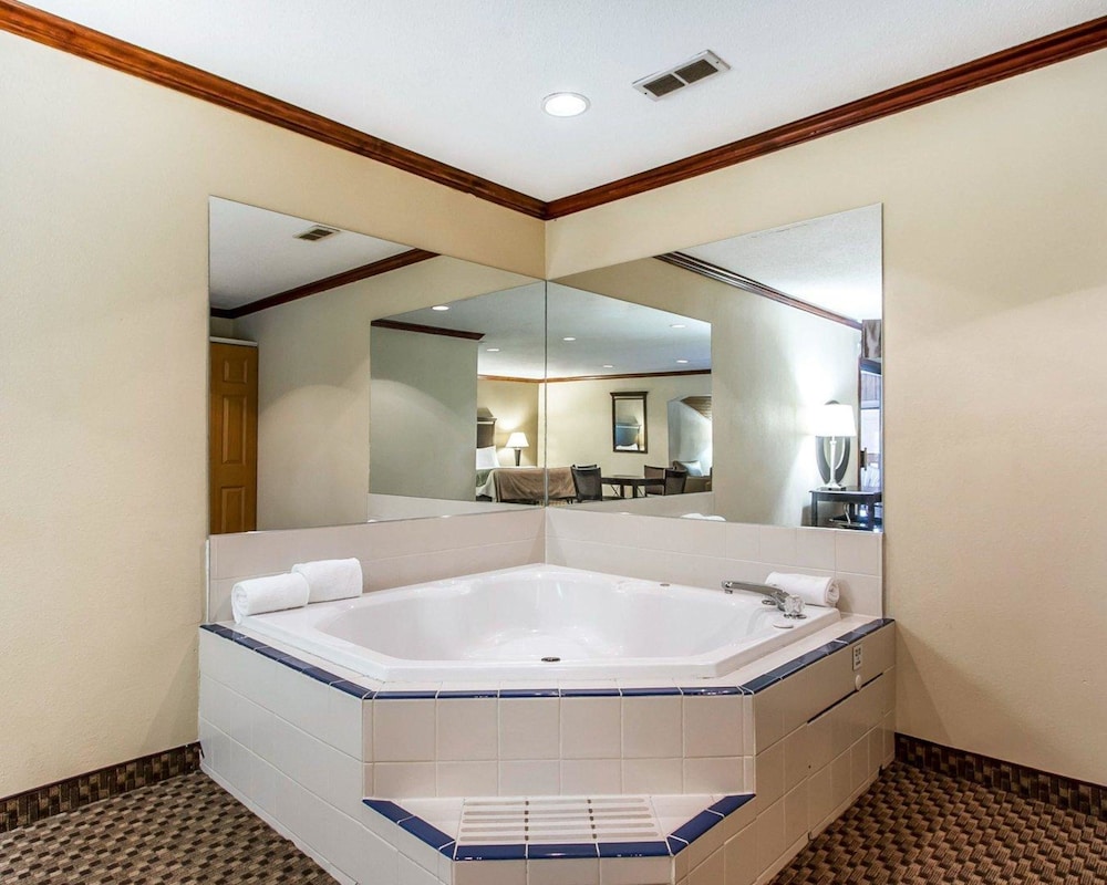 Quality Inn Macomb Near University Area 15/38