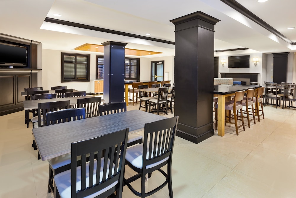 Holiday Inn Express Suites Warminster Horsham 52/63