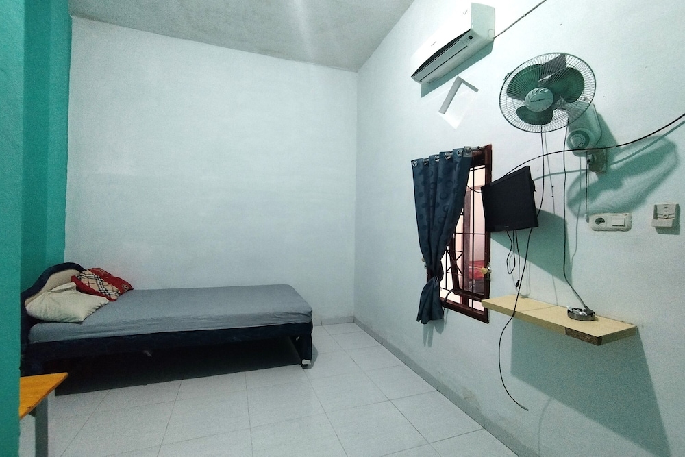 OYO 2933 Wisma Hiro Pertiwi 18/26