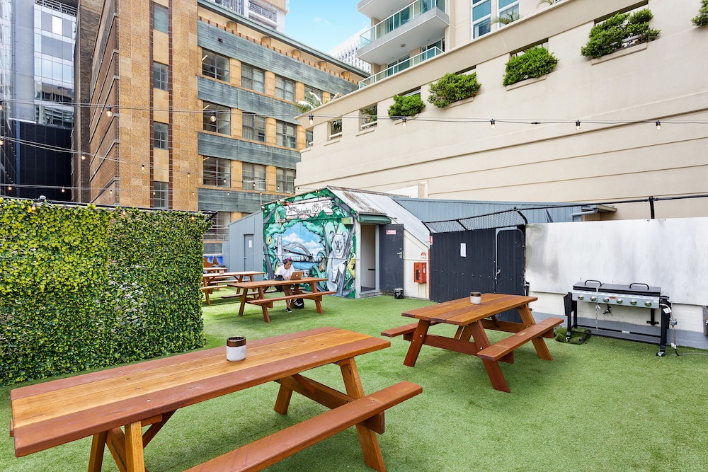 Sydney Backpackers 25/26