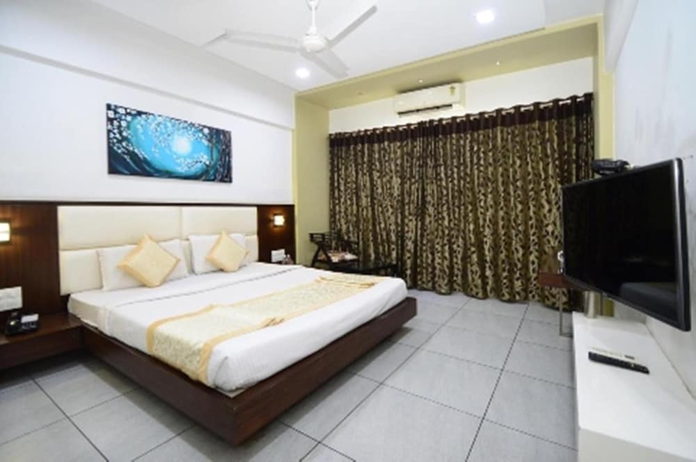 Crimson Park Shripriya Hotel 8/32