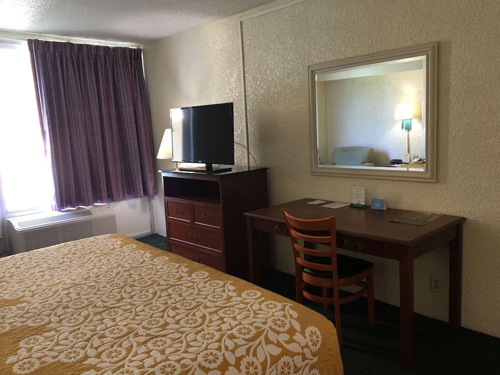 Days Inn by Wyndham Fort Pierce Midtown 26/55