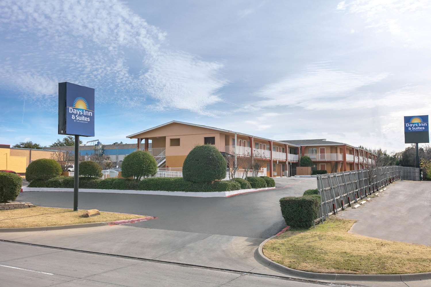 Days Inn Suites By Wyndham Arlington Near Six Flags 24/26