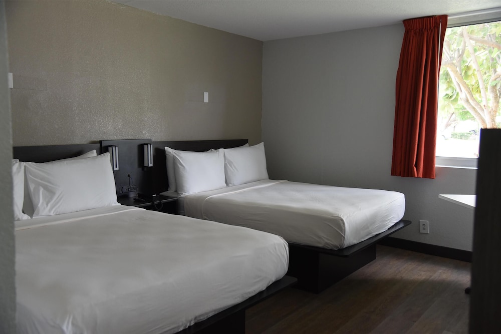 2 Queen Beds - Non-Smoking