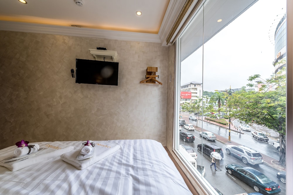 DELUXE, DOUBLE BED