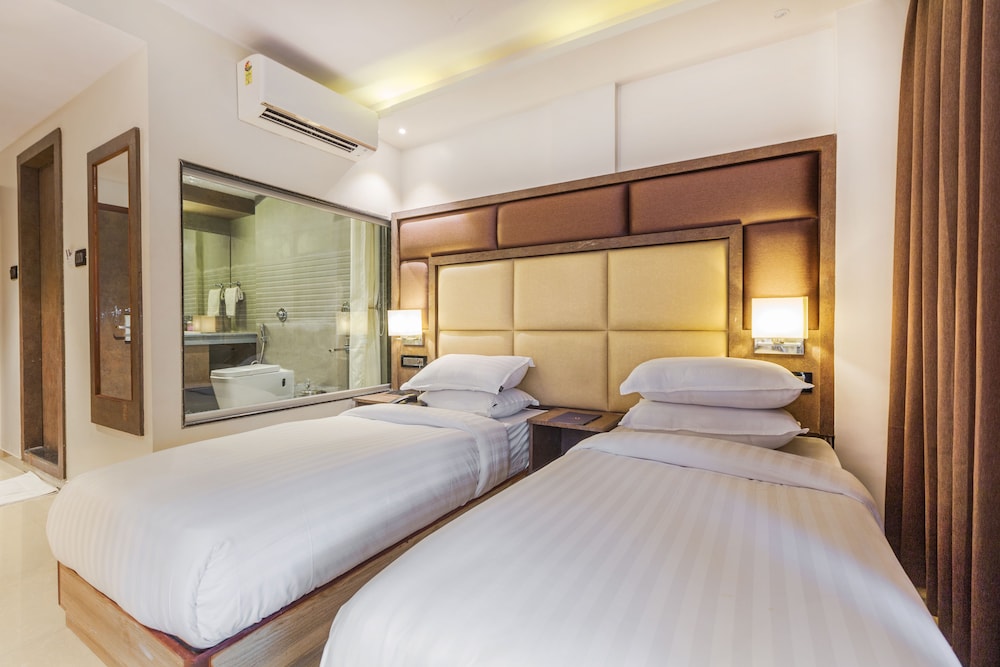 AURA ONE HOTEL 7/45
