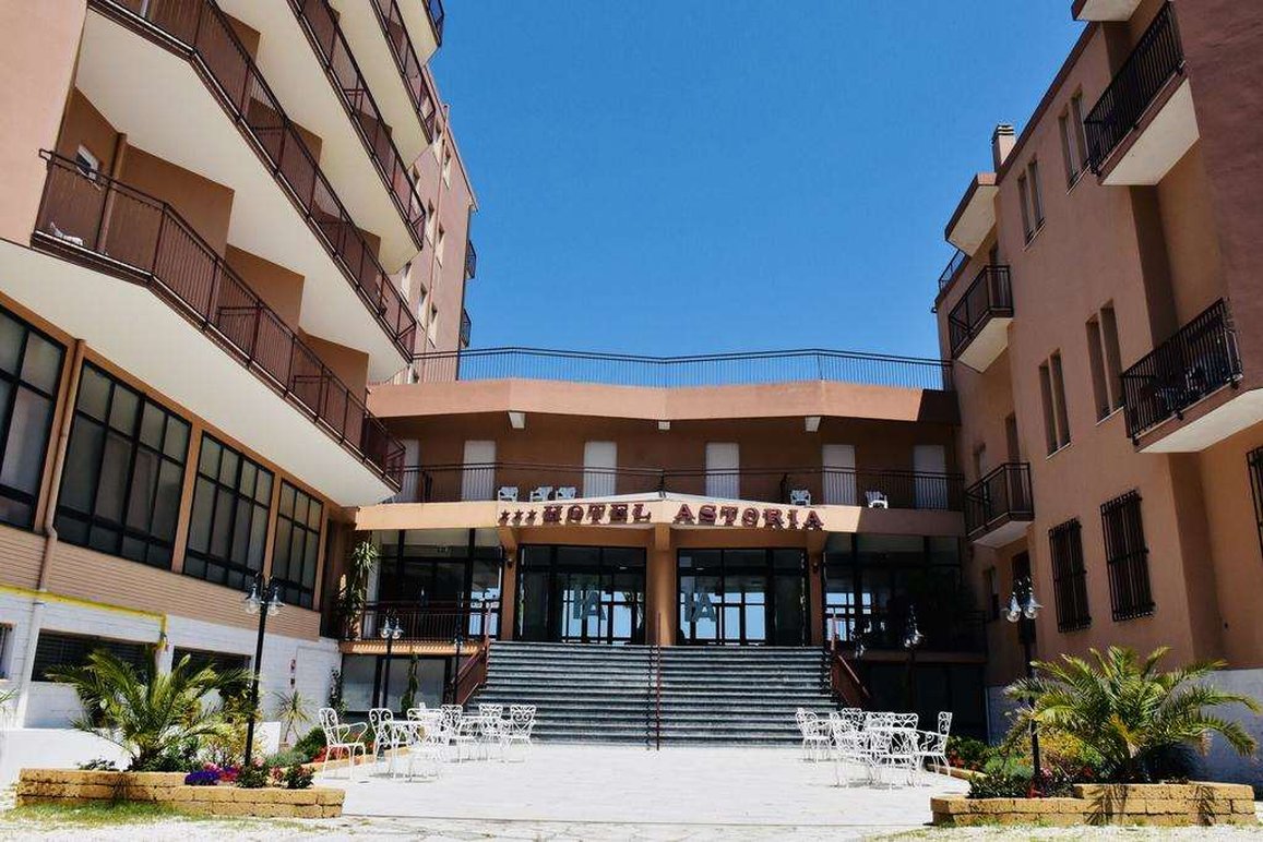 Astoria Beach Hotel 2/34