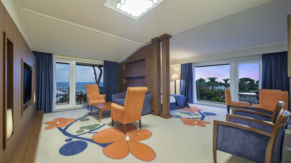 Pine Beach Hotel 51/73
