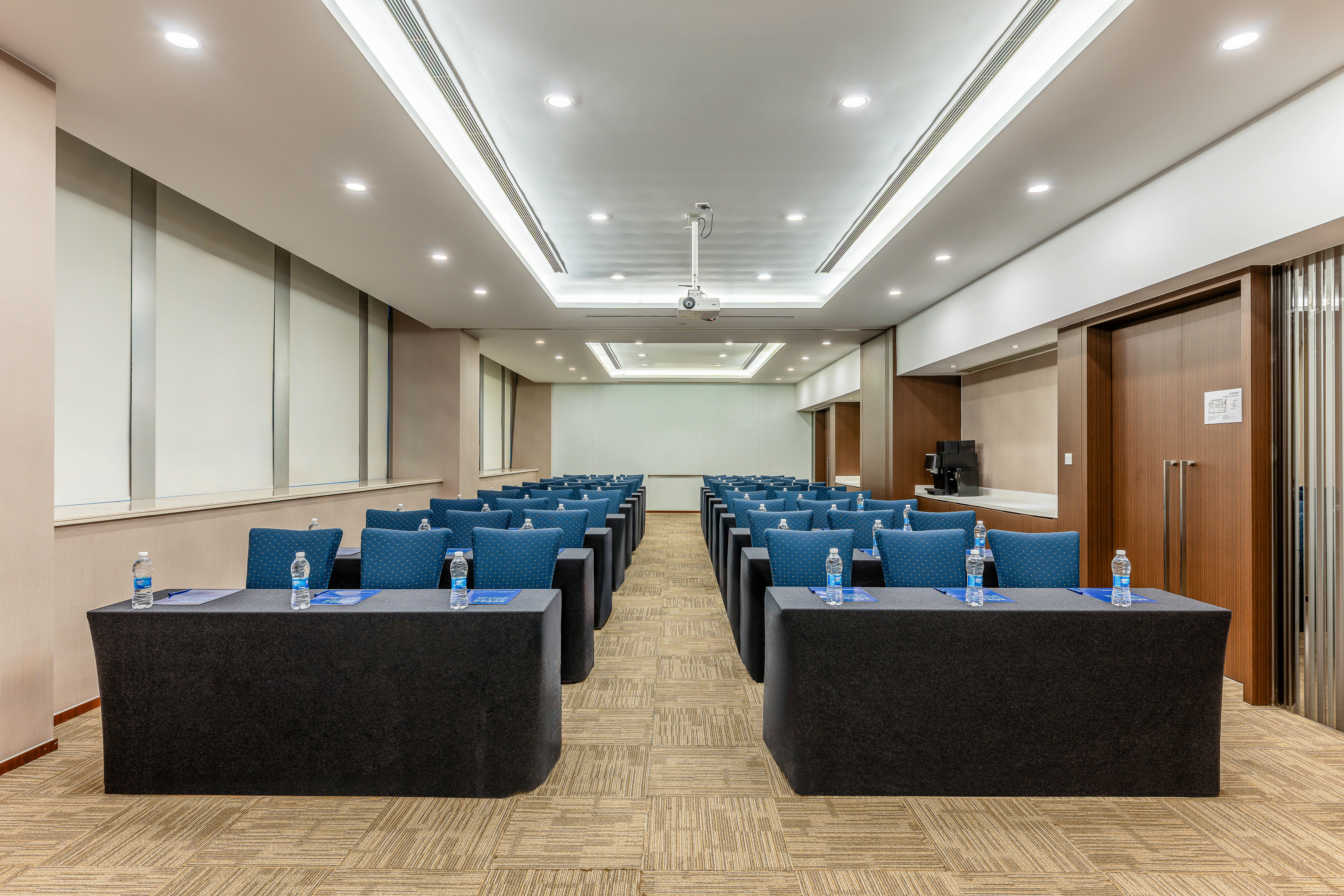 HOLIDAY INN EXPRESS SHANGHAI JINSHA 41/50