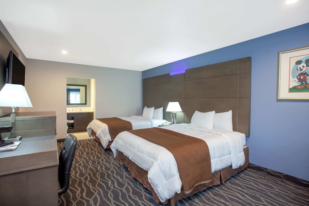 Travelodge Inn & Suites by Wyndham Anaheim on Disneyland Dr 19/31
