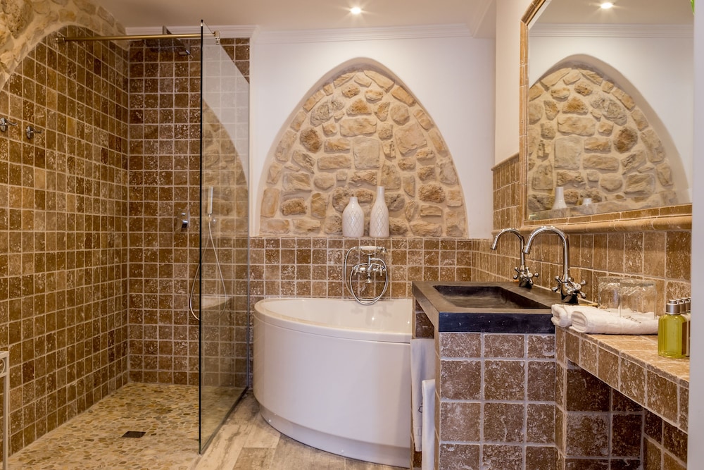 جناح سوبيريور بسرير كينج بجاكوزي، Hotel Abaco 2/2