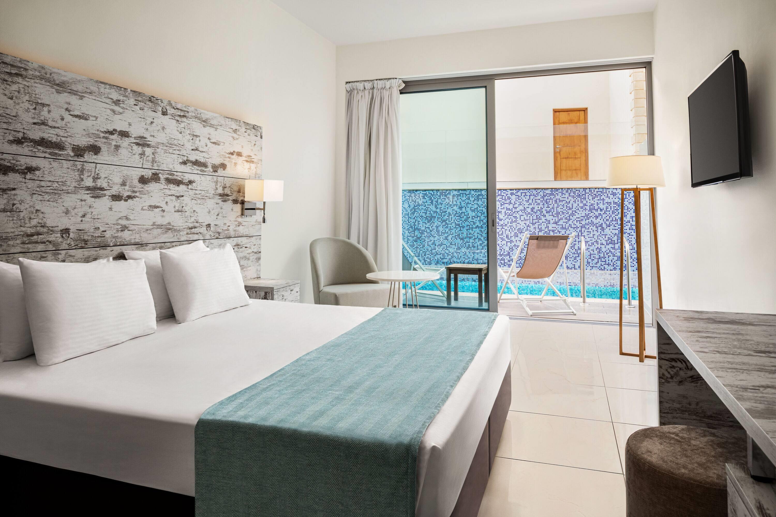 DELUXE, KING BED, SHARED SWIM UP POOL