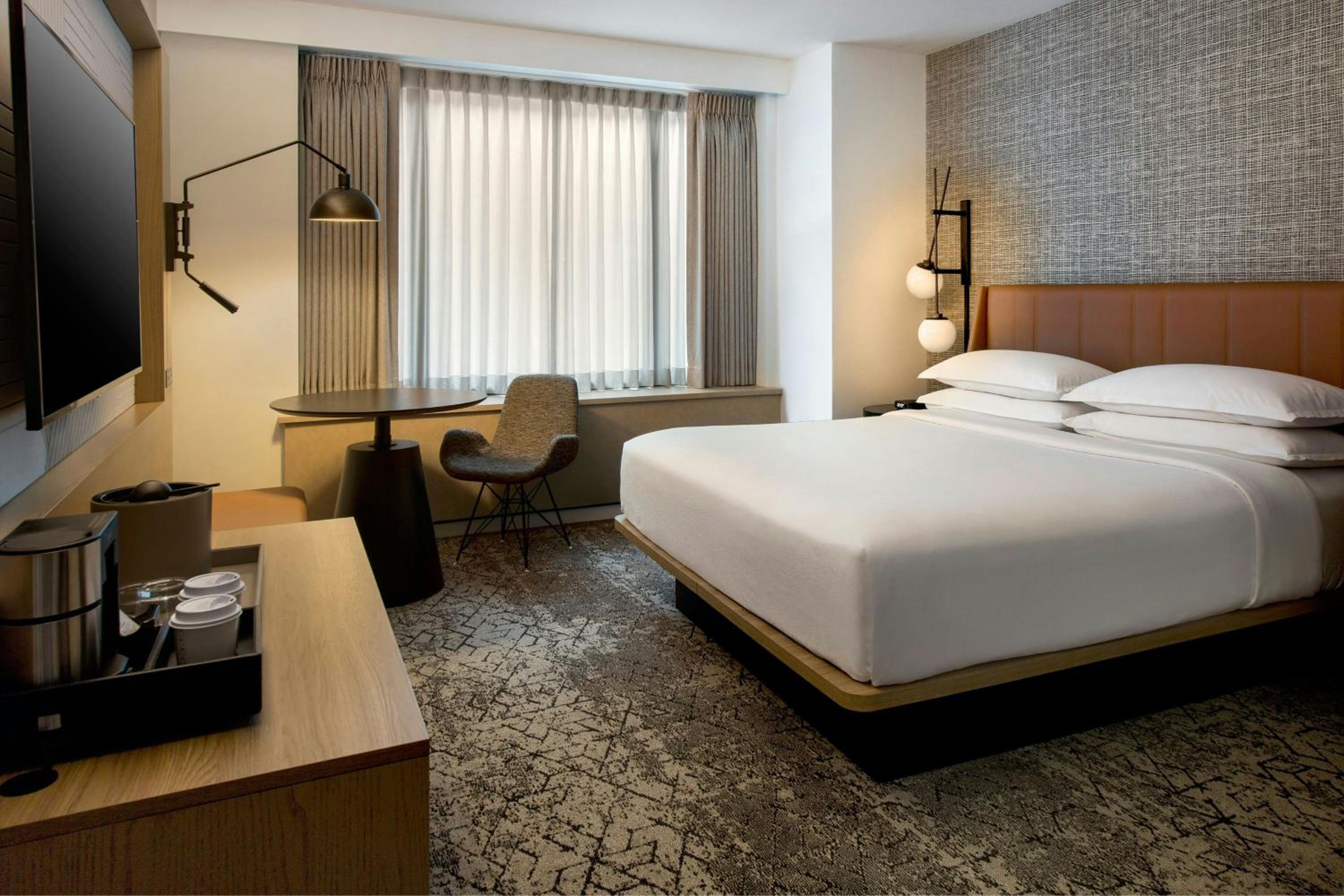 Guest Room, King Bed