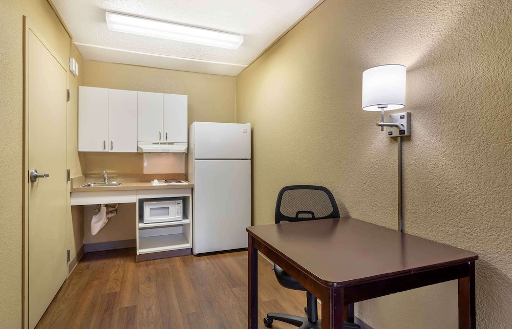 Studio 6 Suites Fresno North CA 54/56