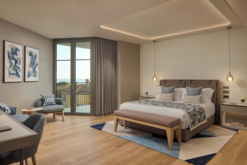 Executive, Suite, King Bed, Balcony