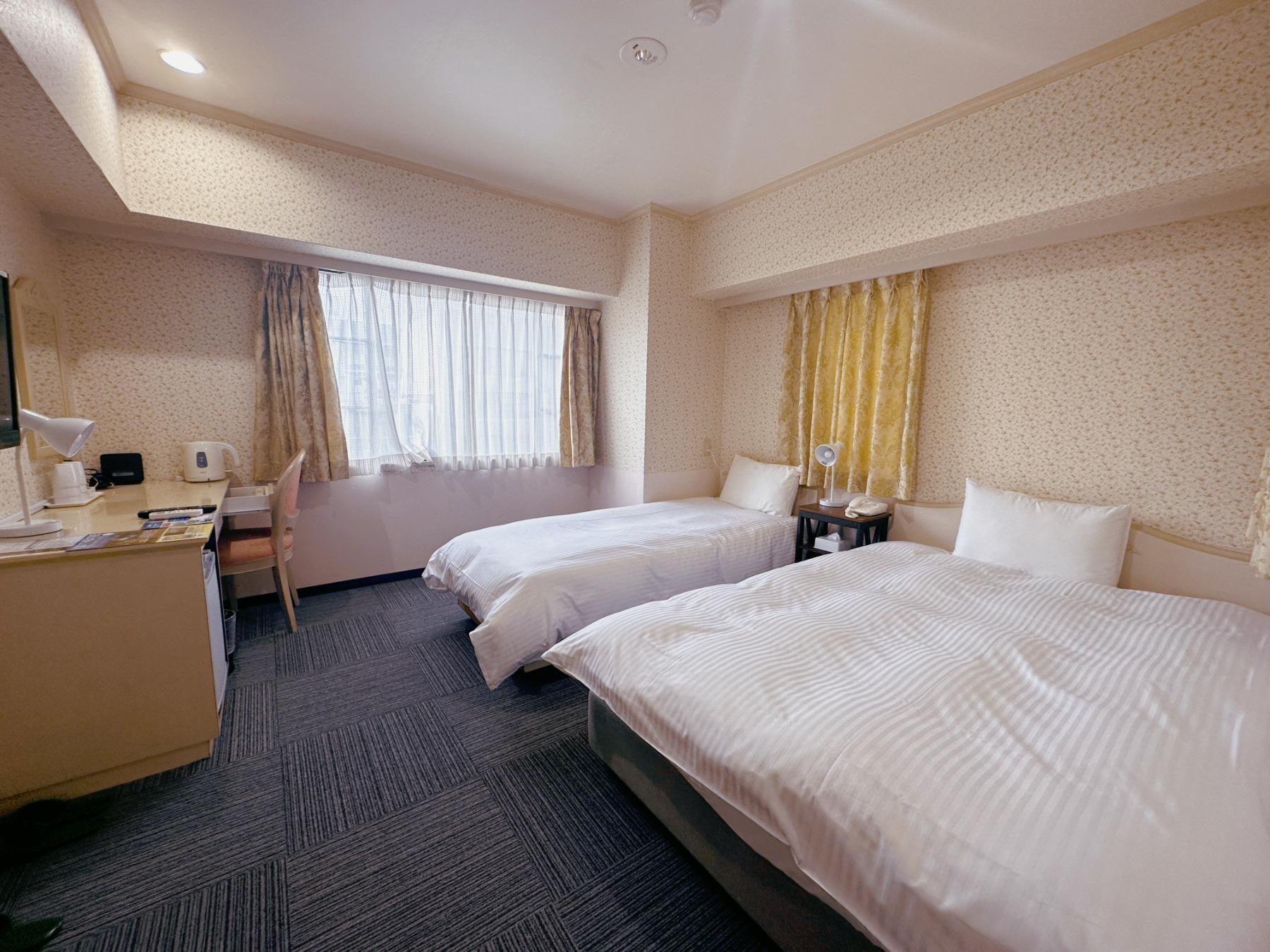 Semi Room, Triple