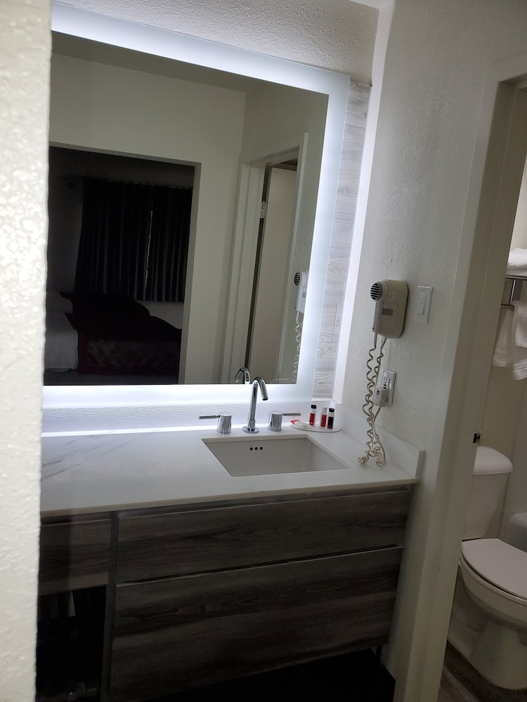 Ramada by Wyndham North Platte & Sandhills Convention Ctr 12/35
