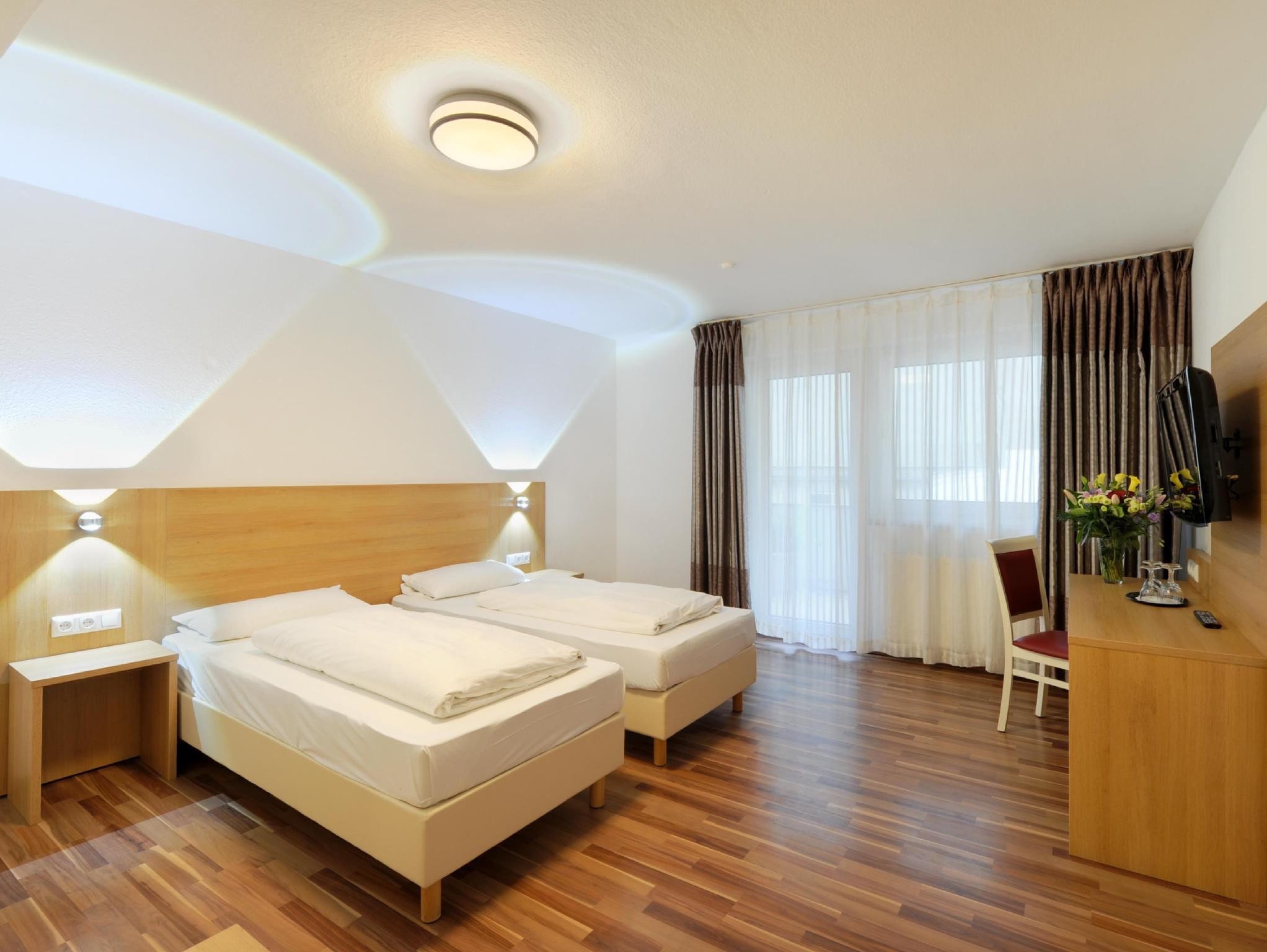 ROOM, QUADRUPLE
