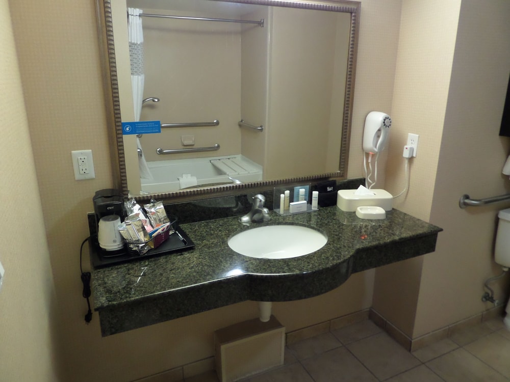 Hampton Inn and Suites-Bakersfield/Hwy 58, CA 20/51