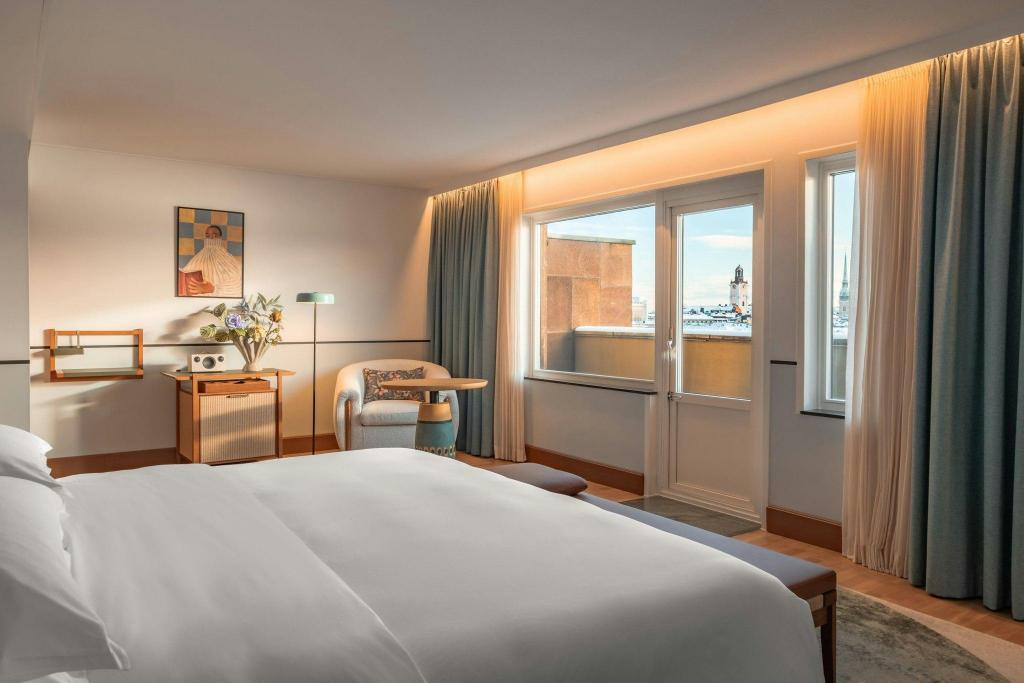 1 Bedroom, 2 Rooms, Ambassador, Suite, King Bed, Lake View, Club Lounge Access, Corner