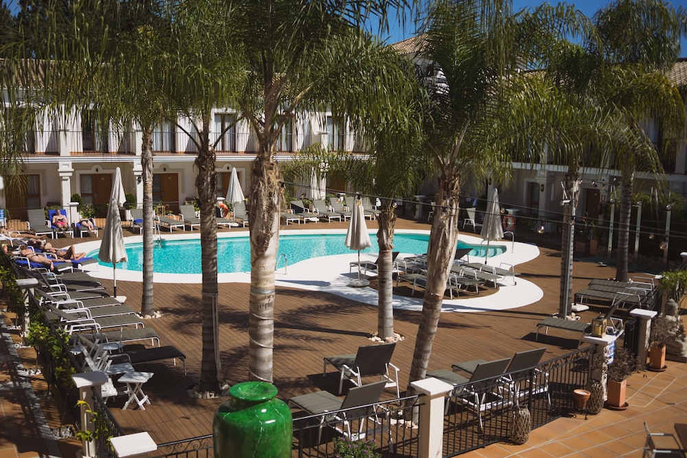 Paloma Blanca Boutique Hotel 48/50