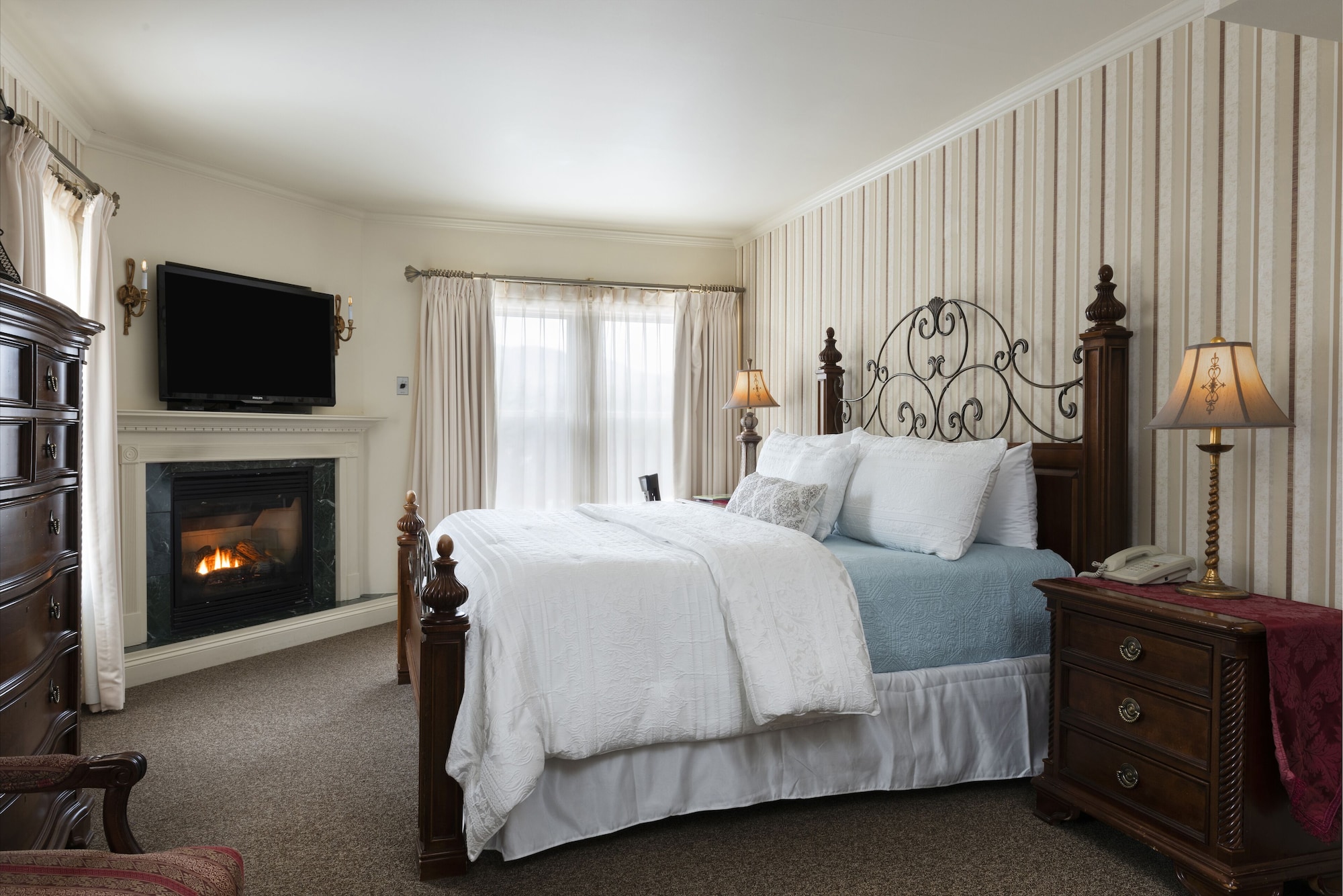 Manor, Grand, King Bed