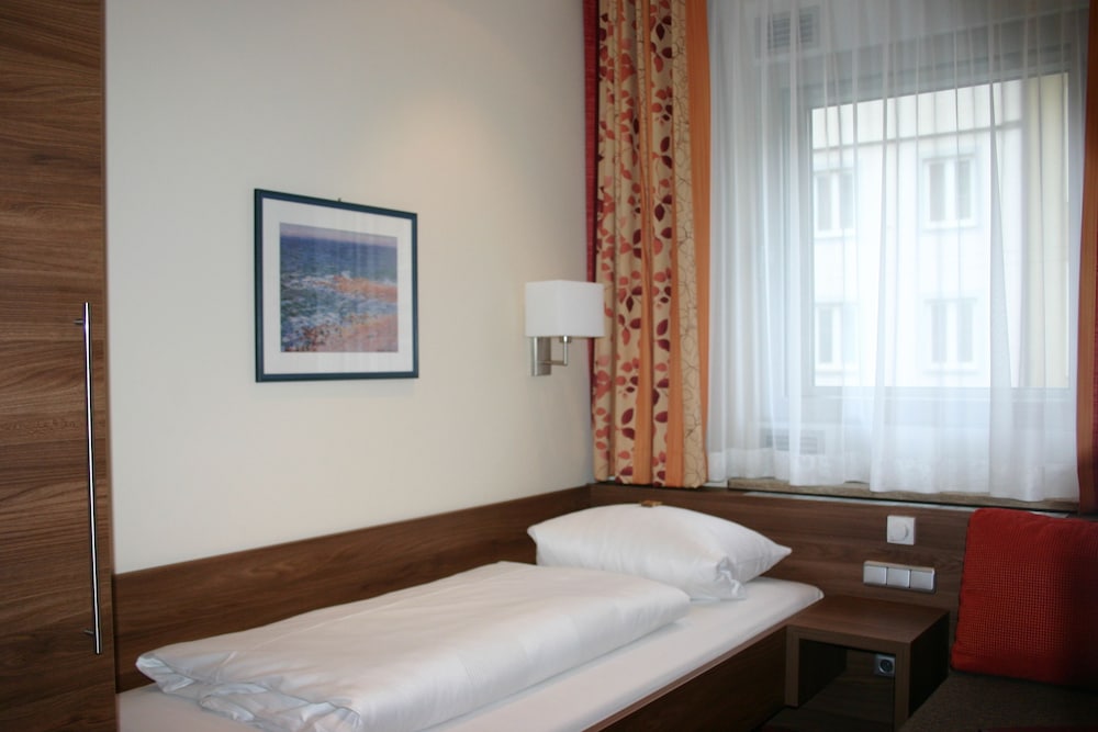 ROOM, SINGLE