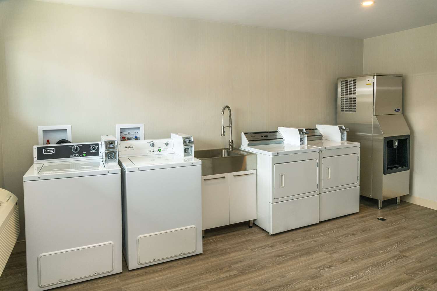 Econo Lodge Inn & Suites Pincher Creek 8/23