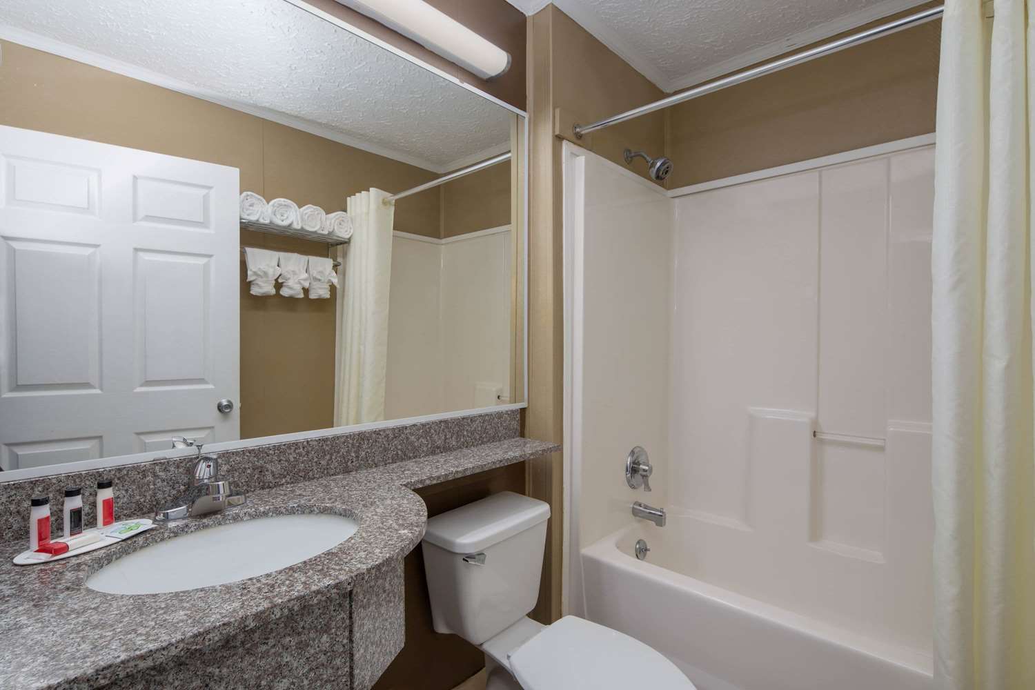 Microtel Inn & Suites by Wyndham Columbia/Fort Jackson N 33/37