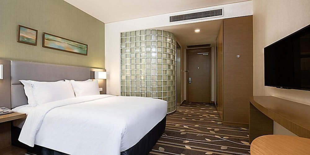 HOLIDAY INN EXPRESS Chongqing Airport Zone 7/24