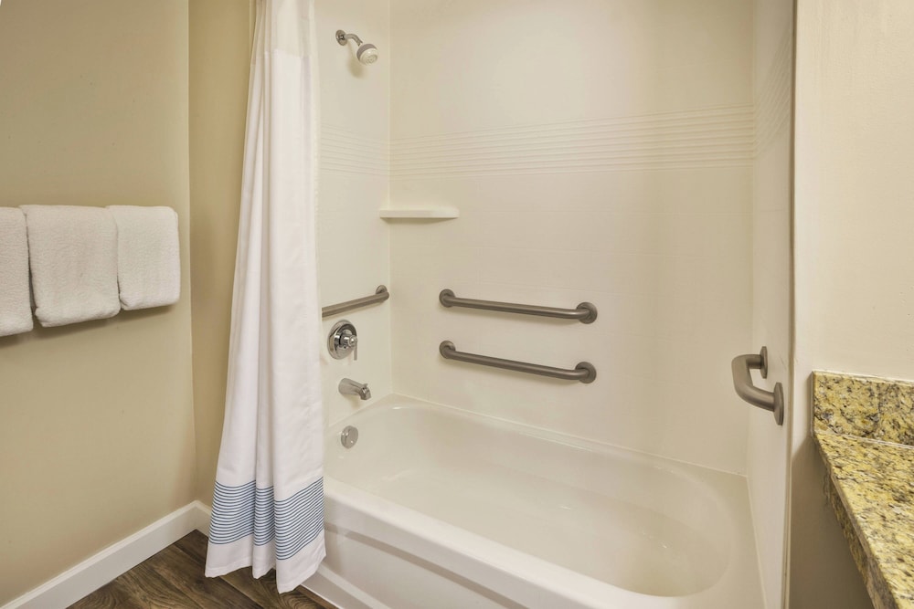 Towneplace Suites By Marriott Detroit Dearborn 32/33