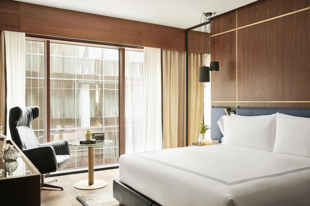 ROOM, KING BED