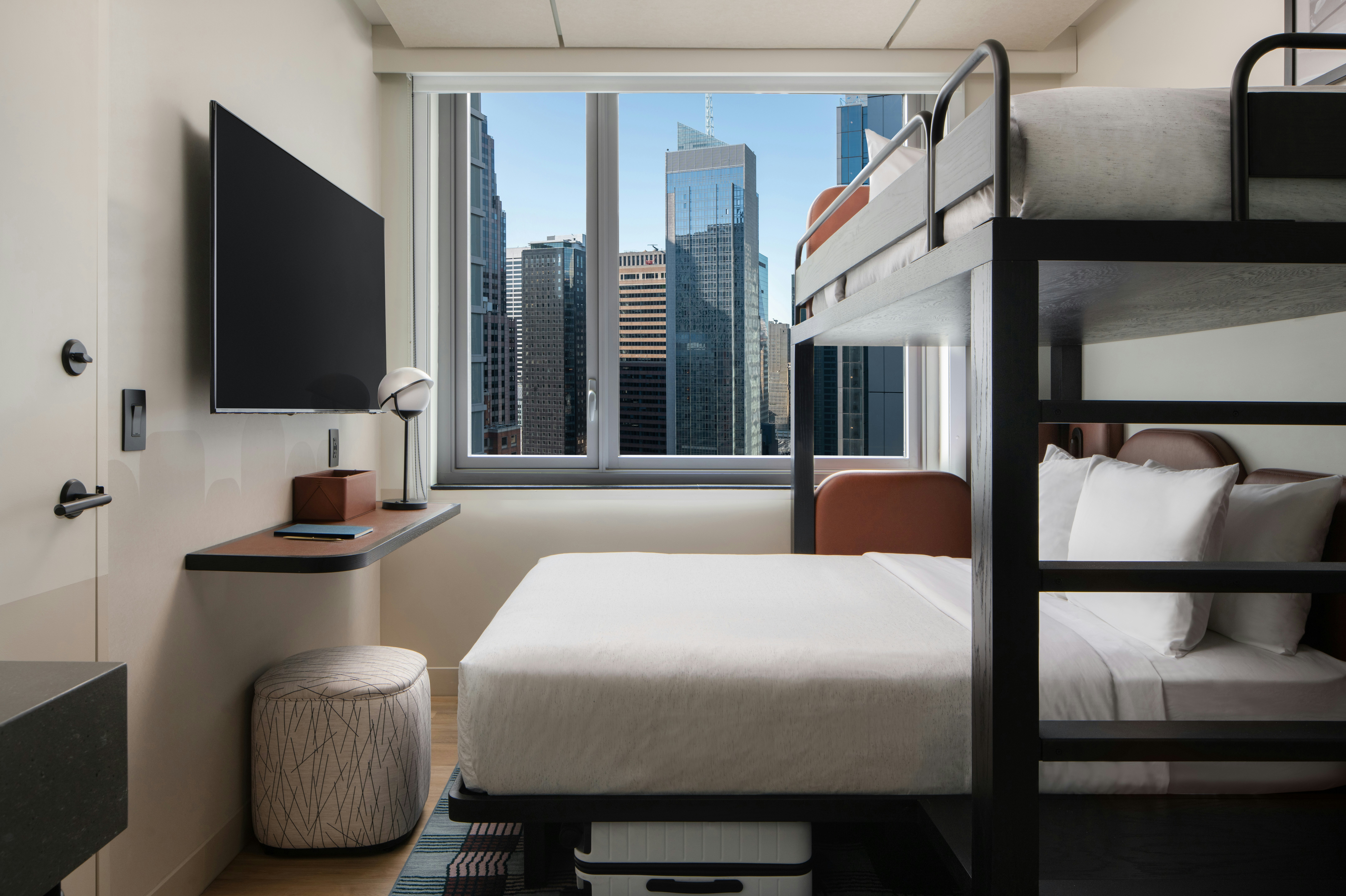 غرفة بسرير بطابقين وسرير كوين بإطلالة على المدينة، Motto by Hilton New York City Times Square 2/7