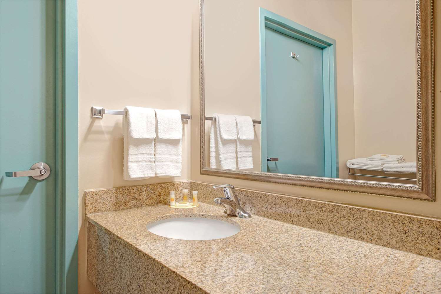 Days Inn by Wyndham Downtown St. Louis 23/24