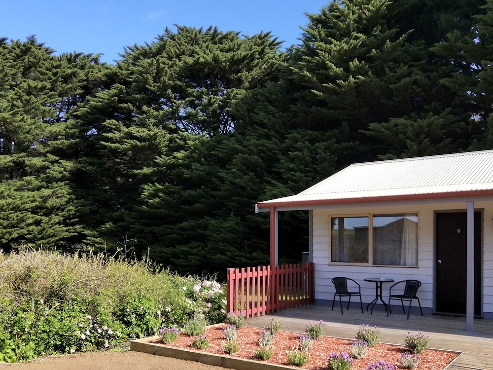 TWELVE APOSTLES MOTEL & COUNTRY RETREAT 48/50