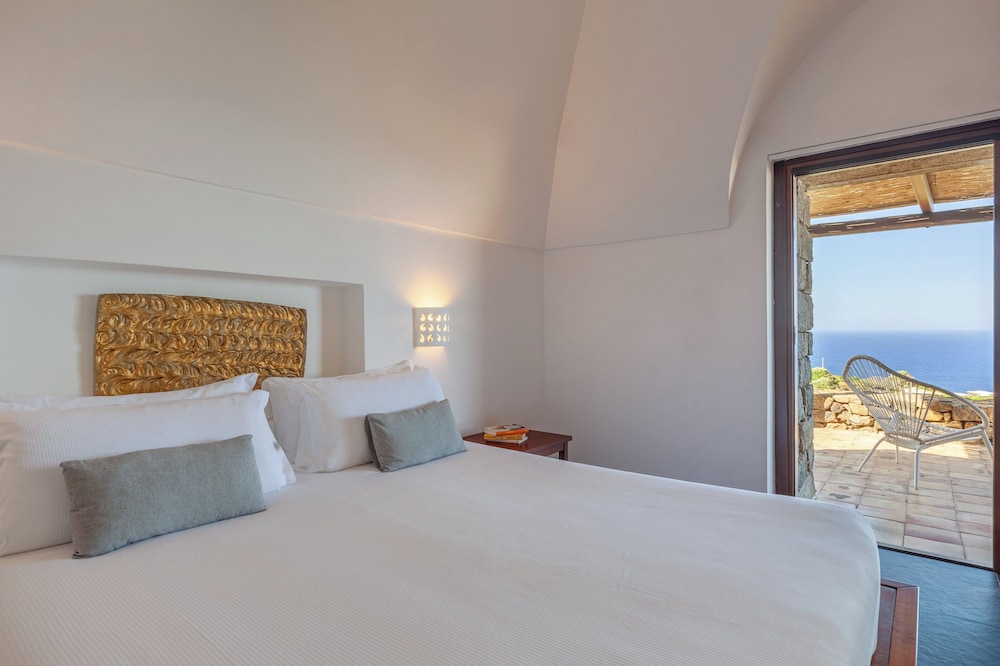 Grand, 2 King Beds, Single Bed