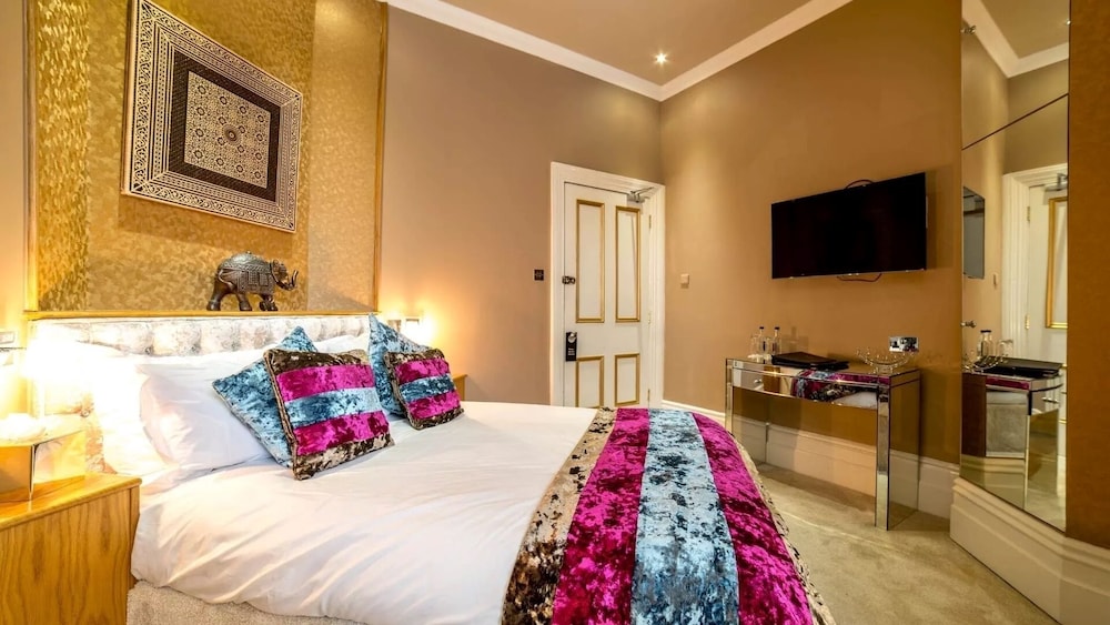 DELUXE, KING BED