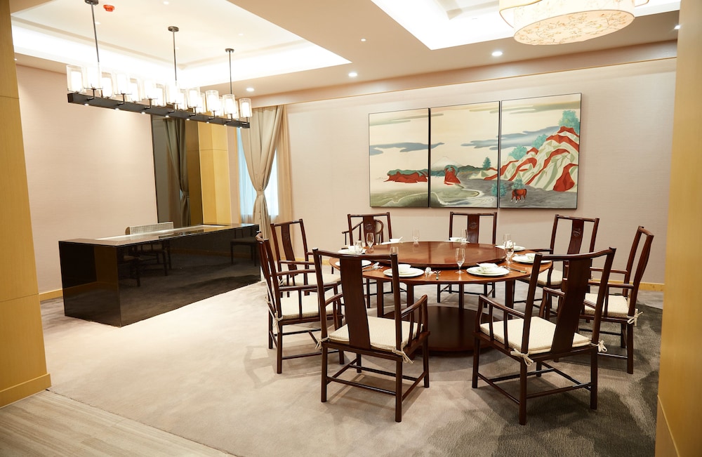 The Thousand Lantern Lake Hotel 58/63