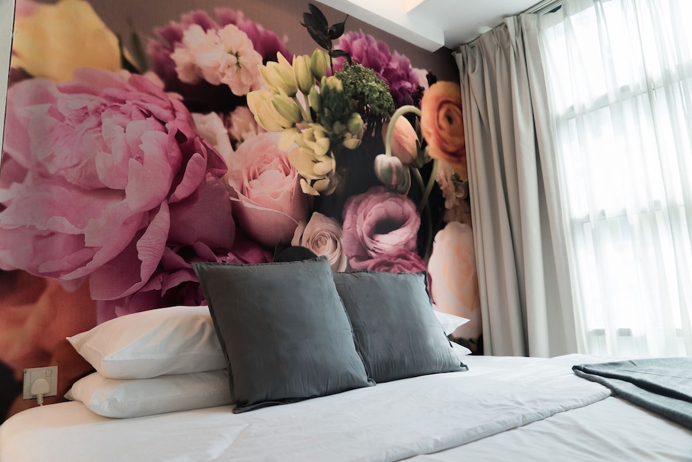 V GARDEN HOTEL 24/34